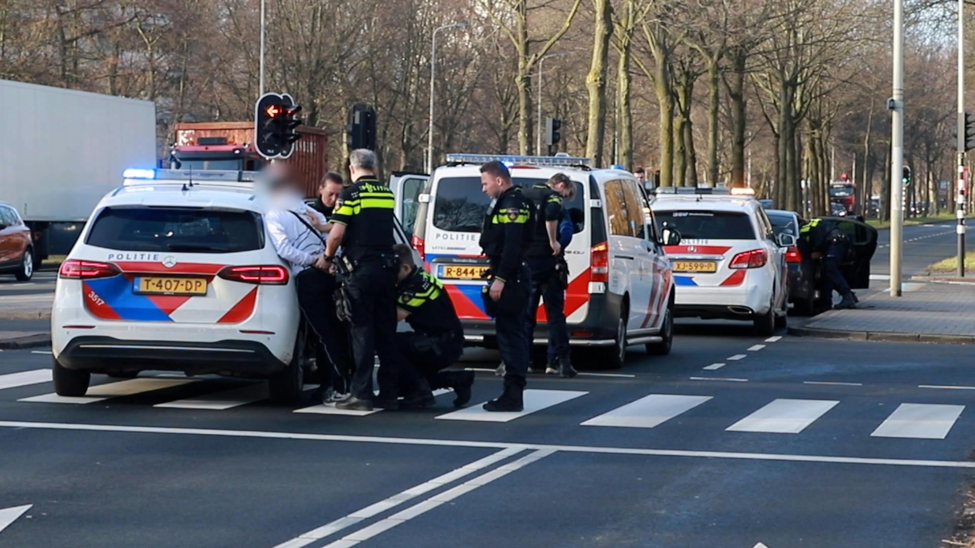 Politie Arresteert Met Getrokken Wapens Twee Verdachten